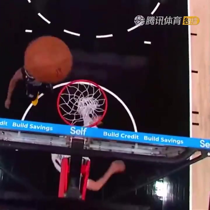 罕見一幕,！努爾基奇拋投 球神奇停在籃板上沿 看呆凱爾登?。ㄅ瑺柣婕\）